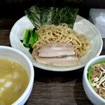 オタクが作るラーメンは異世界でも通用するらしい。 - 鶏つけチャーシューとチャーシュー丼