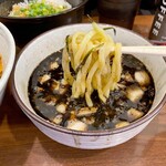 横浜らーめん 七七家 - 香ばしさと独特のコクが有り、クリーミーな豚骨スープ