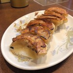 鶏舎 - 餃子500円、これら個人的にイマイチでした。
            もう頼むことはない感じですね、ごめんなさい。