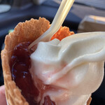 Makudonarudo - ソフトクリームとコーンの間に苺ジャムのようなものが乗せてあります。