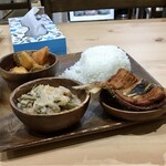 ARISTOCRAT ASIAN FOOD AND RESTAURANT - ３種類えらべるおかずのセット。これで700円