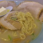 宇宙軒 - 麺のアップです。