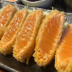 くしろ港町 釧ちゃん食堂 - ま、いわゆるレア部分は鮭の刺身ですよ。
