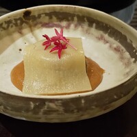 日本料理 太月 - 胡麻豆腐のシートの下にオクラとトウモロコシのゼリー寄せが隠れています