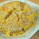 中華料理 鳳凰 - チャーハンのワンショットてす。見るからに美味しいのが伝わりますよね。ほんとシンプルなお料理なのに、どうしてこんなにも美味しいのだろう?不思議です。叉焼、卵、葱、鳴門巻、塩、胡椒、ご飯だけなのにねぇ。