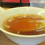 中華料理 鳳凰 - このスープは絶対に必要です。このスープとチャーハンを交互に食べるのが美味しいんだなぁ。スープはチャーハンの美味しさを引き出してくれる。そう、優秀な名脇役なのです。わたしも名脇役と呼ばれるようがんばろ。