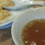 中華料理 鳳凰 - チャーハンとスープの共演です。スープを主役に撮ったからチャーハンのピントがずれちゃいましたね。まあ良いでしょう。たまには脇役で演ってもらいましょう。