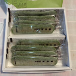 安永餅 - 8本入って1,000円ポッキリ。