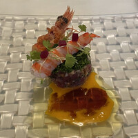 ア・マ・ファソン - マグロと松の実のタルタル
                    マグロと松の実の食感の違いが美味しい。上にのったエビの甘さも良い⭐️⭐️⭐️⭐️⭐️
                    