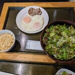 新潟市中央卸売市場誠食堂 - 兄ぃが頼んだ、【ダイエットメニュー】Aセットは、焼肉・目玉焼き・デカサラダ(550円)