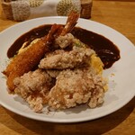Hiroshi - 満腹プレートの裏側　特大唐揚げが2個、デンッと鎮座している
                      見た目は豪快でフォトジェニックなのだが実食すると、、、！