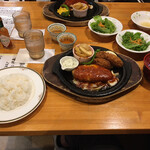 つきみち - チーズハンバーグ&カキフライ　¥1100 ライスサラダセット　¥330