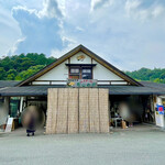 見山の郷 - 手前の狭い駐車場に13:00到着、車は続々と来る。外のテントの下に着席。