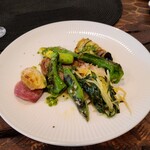 sens - こちらはポークのコンフィ。ピンク色の野菜はポテトです。ホッコリと味が濃かったです