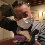 コグスダイニングカグラザカ - 和牛フィレ肉レアステーキサンド