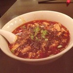 Mara Ou Doufu - 麻辣王豆腐麺。
                        四川麻婆豆腐を麺にかけただけにも見える。
                        花椒きいててうまいす。