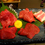 馬刺しは5種盛です