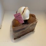 博多スイーツ倶楽部 - ショコラーテ３７０円。
 
フワフワのココアスポンジにベルギーチョコの生クリームを挟んだケーキです。