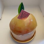 博多スイーツ倶楽部 - 桃のケーキ４５０円。
 
ティラミスロールの上に旬の桃を乗せた季節限定のケーキです。