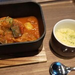 ホテルヴィスキオ大阪 - メインは、骨付き鶏肉のトマト煮