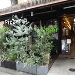 アンティカ ピッツェリア ラジネッロ - 大阪屋マーケットと言う建物の一角にお店は有ります。長屋風で両側にはお店が連なっています。