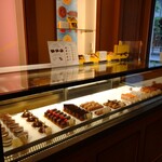 La Maison du Chocolat - こちらはケーキ類のショーケース