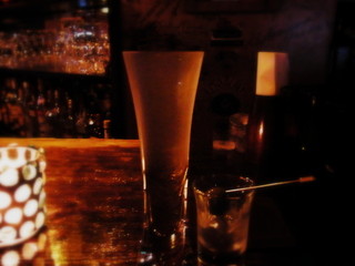 コットンダンサー - シュッとしたグラスが印象的なマティーニ。オリーブはショットグラス。