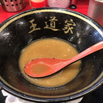 豚骨醤油ラーメン 王道家 - 