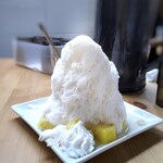 村上家本舗 白雪 - ◆丸ごとパイナップルいちご(1100円）・・氷が最近いただいた中で一番キメが細かくフワフワ、口に入れた瞬間にトロケマス。これは美味しい。