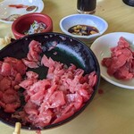 寺泊中央水産 まるなか - やっと削ぎ落とせたけど、腕が疲れるわ…