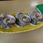 寺泊中央水産 まるなか - サザエでこざいま〜す!!(税込670円)