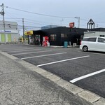 ラーメン もっけだの - 駐車場、店舗