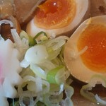 麺や 紡 - ナルト、メンマ、白髪ねぎに味玉