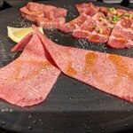 焼肉 牛猿 - タン盛り合わせ