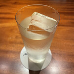 Bar Tetu - カリラの水割り　その1。うまい、めちゃくちゃ透明なクリアな感じ。カリラは移動したての落ち着きのなさがあるけどまぁ昨日ほど気にならない。