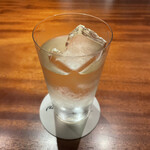 Bar Tetu - カリラの水割り2。マスターがさらに整えてくれた。お酒の角をとって、水の透明感を残しつつ少し重さをつけて、お酒の角が気にならない丸みを持たせた印象。