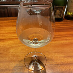 Bar Tetu - 白ワイン！これは入り口がかなり軽くてライトな味わいで、後半に厚みがなだらかにくる感じ。開けたてだけど2杯目は香りが表現されていた。