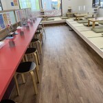 ラーメン もっけだの - カウンター席、小上がり席