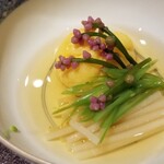 馳走 啐啄一十  - ①玉蜀黍(山形県産)の真薯と緑竹(鹿児島県産)、京いんげん(京都府産)、蔓紫の花載せ、羅臼昆布のお椀
      糖度20の玉蜀黍の真薯、軟らかさとシャキ感を両立する緑竹、蔓紫の花の食感がアクセントに