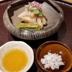 馳走 啐啄一十  - ②レア茹で本ミル貝(愛知県産)、レア茹で車海老(長崎県産)、ミズ(山菜)(新潟県産)、刻み秋葵(オクラ)載せ
      32年間継ぎ足しのポン酢と塩(地中海キプロス産)で楽しみます