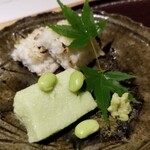 馳走 啐啄一十  - ③炭火の鱧焼き霜(愛媛県伊予灘産)、だだちゃ豆餅(山形県鶴岡産)
      鱧の産卵期は夏、旬は初夏と晩秋の2回
      伊予灘は砂質が柔らかく、生息する鱧は皮が厚くならない