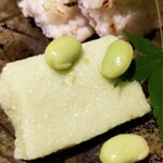 馳走 啐啄一十  - ③だだちゃ豆餅(山形県鶴岡産)
      丹波黒豆と並ぶだだちゃ豆はブランド枝豆
      粗く摺り潰しただだちゃ豆は豊潤な薫りを纏い、噛むほどに旨みと甘みが広がります