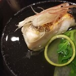 馳走 啐啄一十  - ④赤甘鯛と冬瓜の利尻昆布&血合い抜き鮪節のお椀
      利尻昆布出汁は透明感のある輪郭がはっきりしたキレのある味わい
      血合いあり鮪節だと複雑な余韻を楽しむ出汁だが血合いを取り除いた鮪節は透明感と濃い旨みを両立