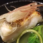 馳走 啐啄一十  - ④赤甘鯛(山口県徳山産)
      産卵期は初夏～秋、旬は晩秋～晩春
      雌で産まれて大きくなると雄に性転換
      身に水分が多いので脱水処理は必須、皮に濃いめの旨み、炭火焼きされた身はモチモチ感があり