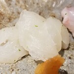 馳走 啐啄一十  - ⑤虎魚(広島県豊島産)(1日半寝かせ)
      浅い寝かせを細胞の並びと逆目に包丁を入れ細胞を破壊し旨みを感じ易く切ってます
      身は河豚と同じく低脂肪、皮下にコラーゲンや身にアミノ酸を蓄え旨みも抜群