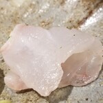 馳走 啐啄一十  - ⑥炭火炙り白甘鯛(山口県徳山産)(4日寝かせ)
      オフシーズンですが上質な脂があり、寝かせで旨みを引出してから、炭火炙りの加熱で脂を活性化させており、芳醇な旨みを堪能