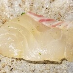 馳走 啐啄一十  - ⑧醤油洗い真鯛(愛媛県来島海峡産)(4日寝かせ)
      産卵期は冬～春、旬は初夏～初冬
      産卵後の回復期を経て脂が増してきました
      オリジナル醤油の旨みと合わせて楽しみます