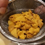 馳走 啐啄一十  - ⑪塩水赤雲丹(山口県上関産)(馳走啐啄一十向け仕様)載せ
      漁師さんの手作業でここのみ出荷の特別仕様
      産卵期は初秋～晩秋、旬は初夏～晩夏
      透明感のある上品な甘みが特徴
      最初は舌の上に5秒ホールドして堪能