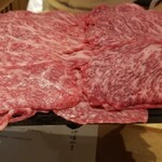 馳走 啐啄一十  - ⑬榊山牛(広島県熊野産)
      ①32ヶ月以上の長期肥育(生体熟成)、②自牧場での餌の配合、③ストレスのない牛舎の整備、などコストと手間を掛けて飼育されています