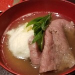 馳走 啐啄一十  - ⑰榊山牛の出汁(真昆布&いりこ、鰹節、鯖節、あご節)しゃぶしゃぶ、新玉葱(兵庫県淡路島産)
      榊山牛は肉の味が強い！ので出汁しゃぶが好み
      生体熟成すると脂の融点が下がり口溶けが凄い